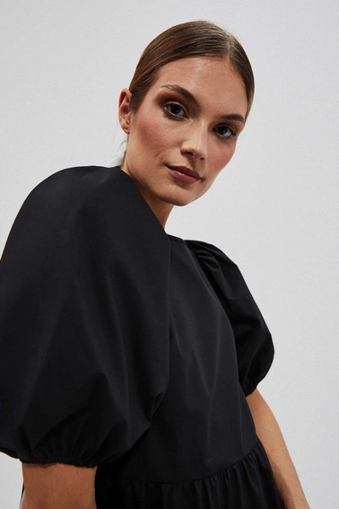 Sukienka z odkrytymi plecami