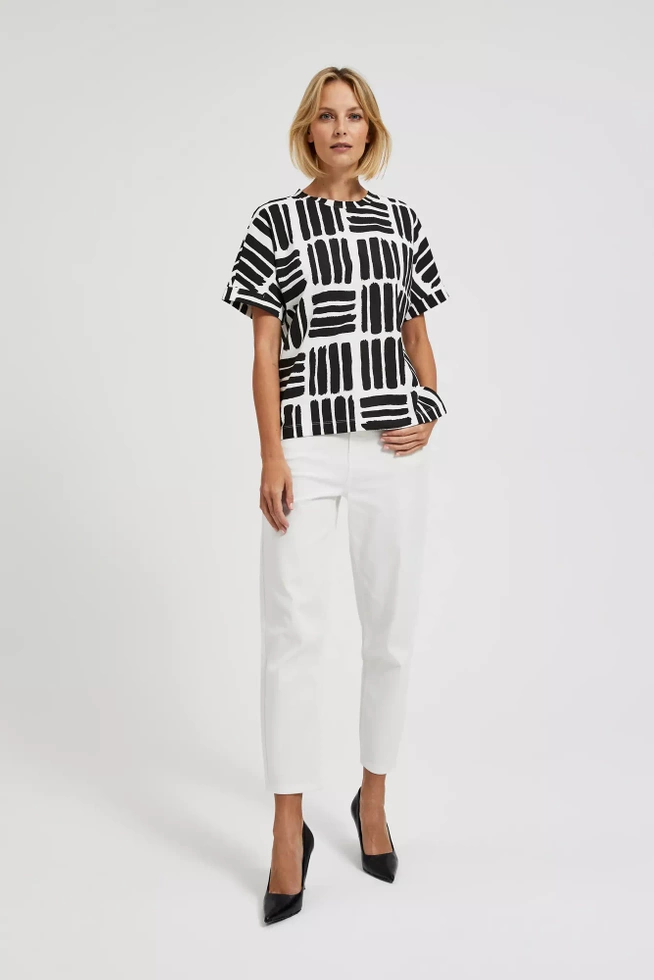 Bluzka o prostym fasonie biała