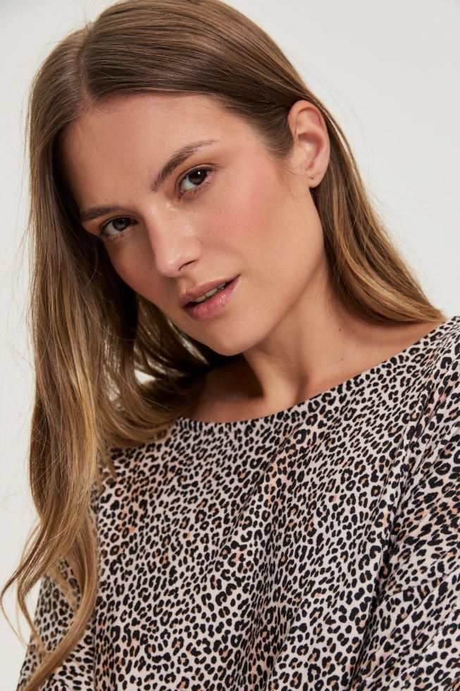 Sweter w panterkę beżowy