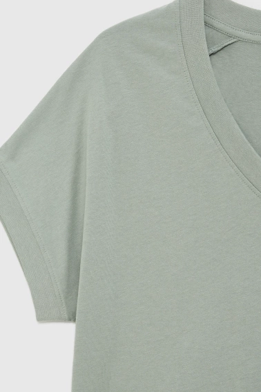 T-shirt z dekoltem oliwkowy