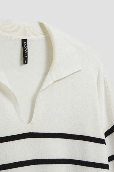 Sweter w paski z kołnierzykiem perłowo-czarny