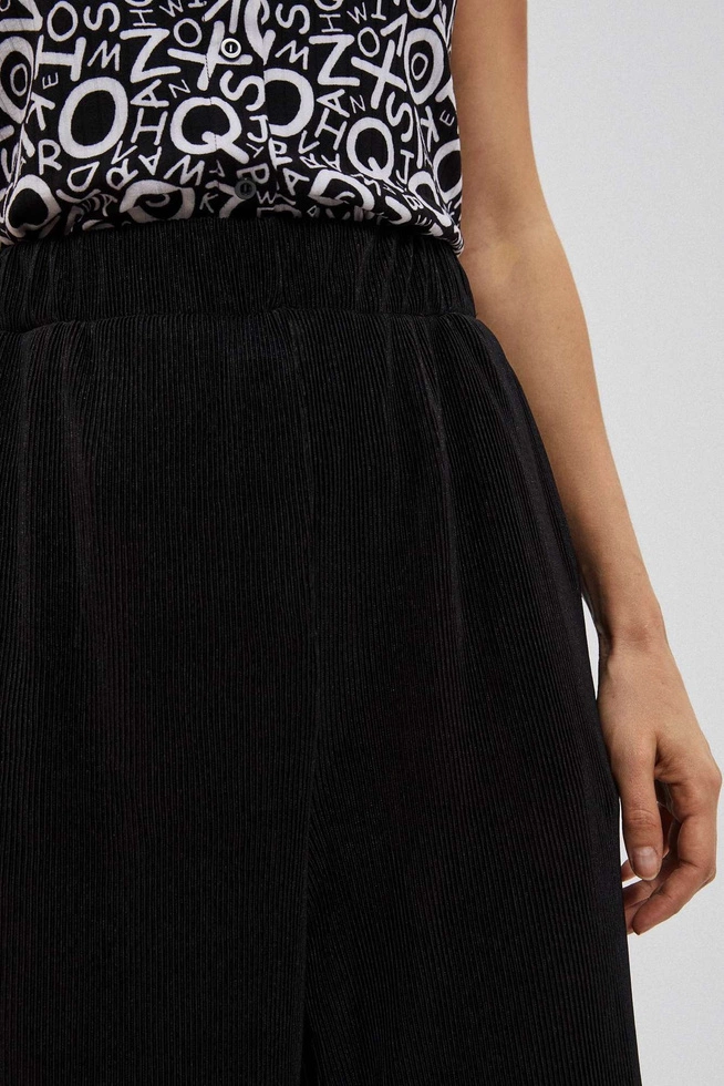 Spodnie z szerokimi nogawkami z prążkowanego materiału czarne