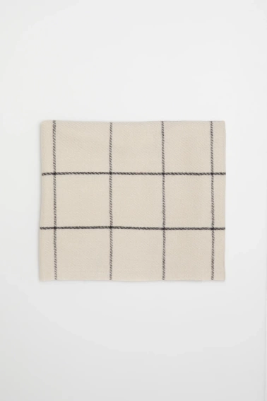 Szal w kratę z frędzlami beżowy