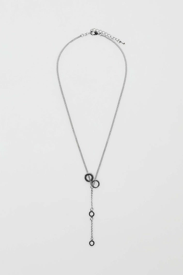 Naszyjnik z zawieszką w kolorze srebrnym