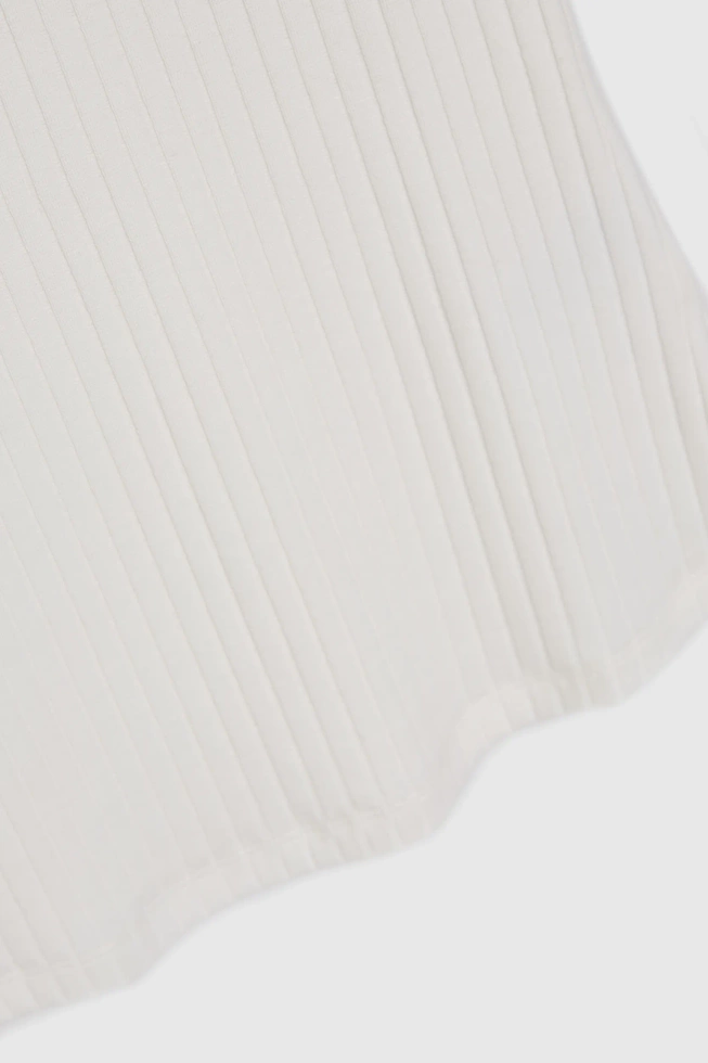 Dopasowana bluzka z prążkowanego materiału biała