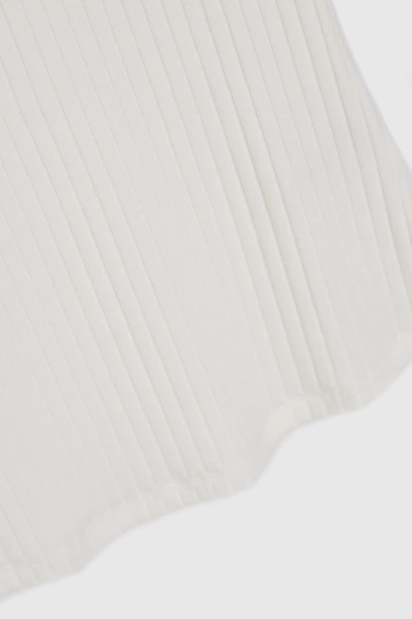 Dopasowana bluzka z prążkowanego materiału biała