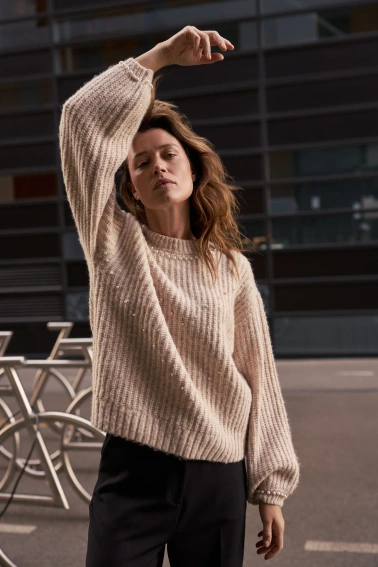 Sweter z perełkami beżowy