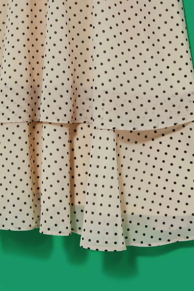 Sukienka w groszki z falbaną piaskowa