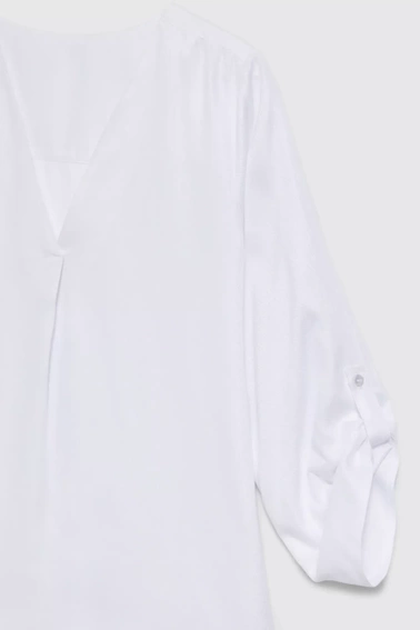 Koszula z dekoltem w serek i podwijanymi rękawami biała