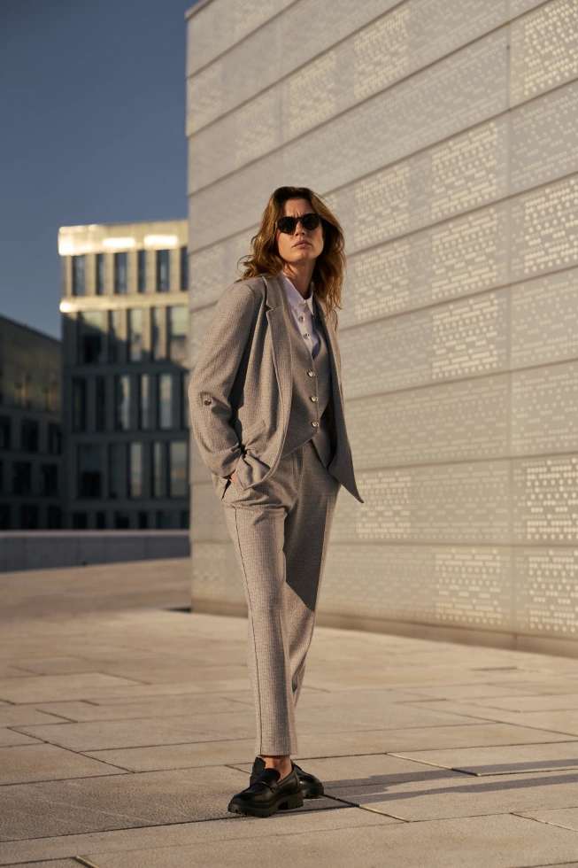 Spodnie w kant szare