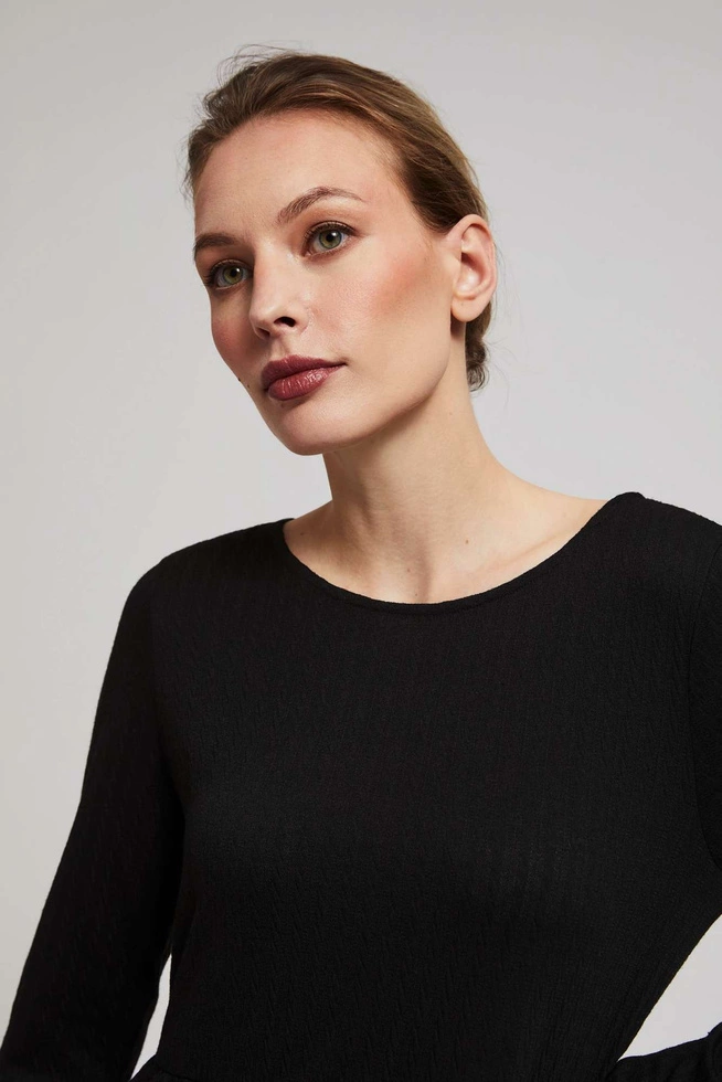 Sukienka z długimi rękawami i rozkloszowanym dołem czarna