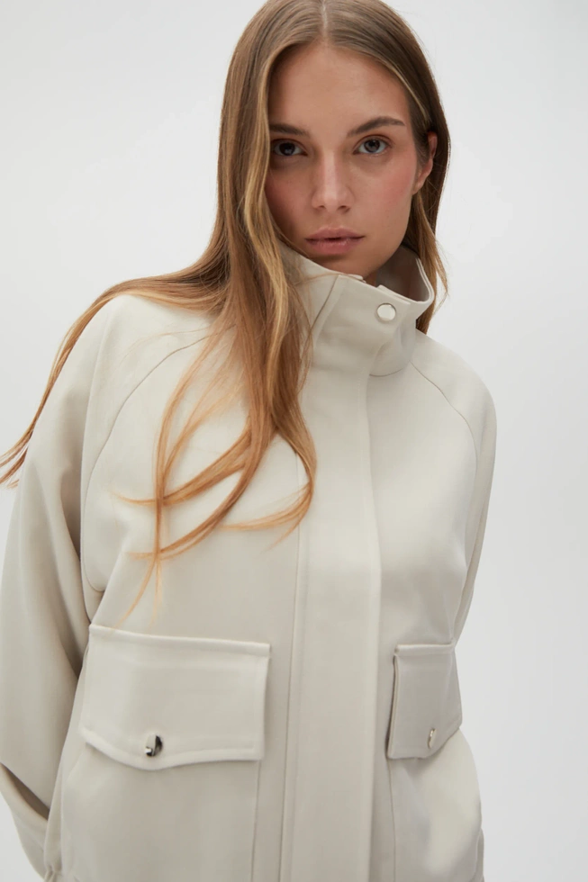 Kurtka z dużymi kieszeniami beżowa