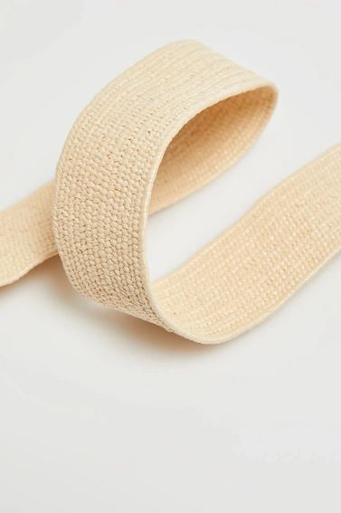 Pleciony pasek z okrągłą klamrą beżowy