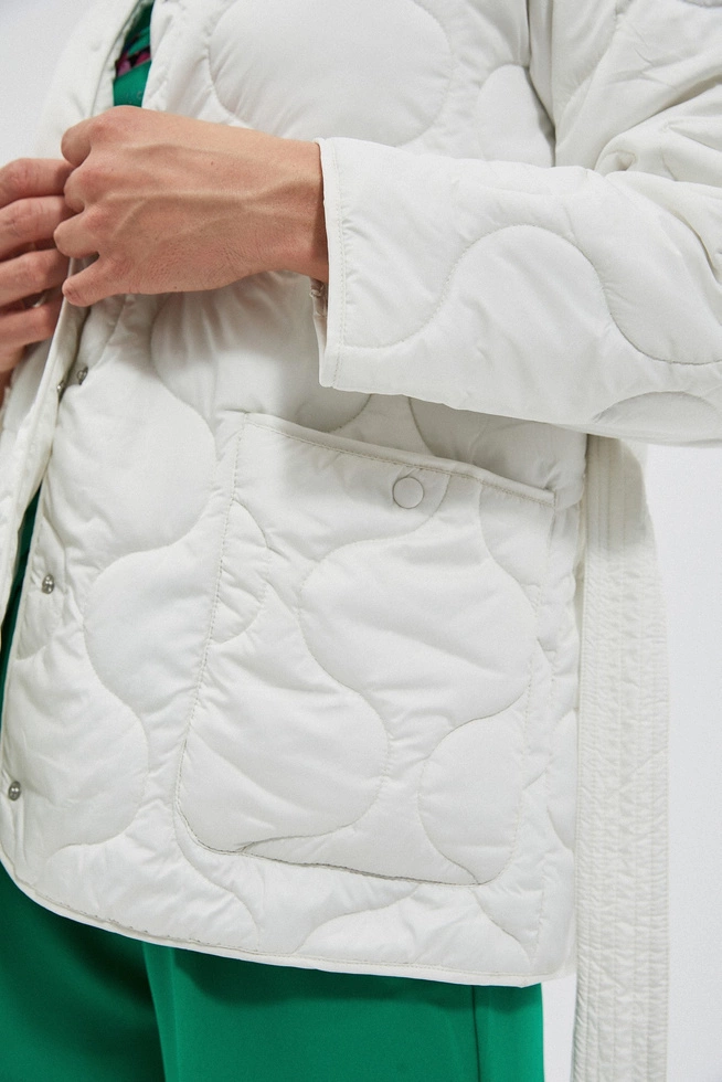 Pikowna kurtka z paskiem w talii perłowa