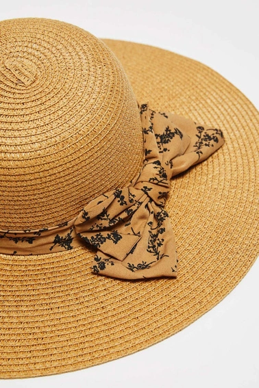 Kapelusz słomkowy z szerokim rondem i ozdobną wstążką beżowy