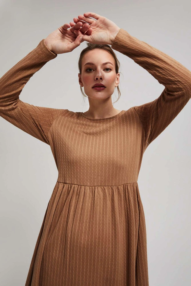 Sukienka z długimi rękawami i rozkloszowanym dołem ciemnobeżowa