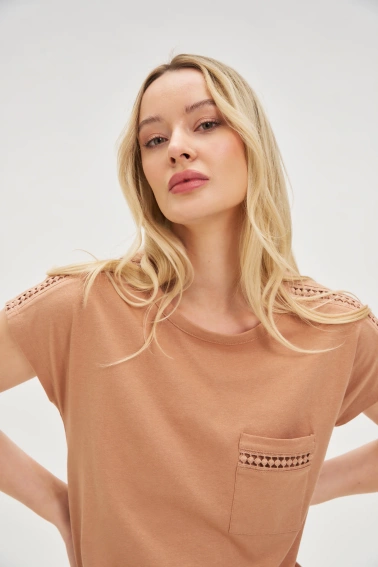 Bawełniany t-shirt z kieszonką brązowy