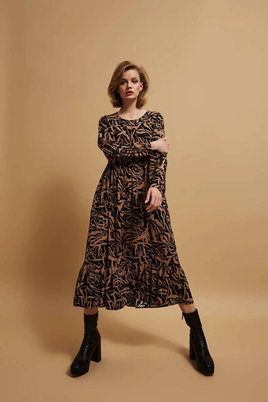 Wzorzysta sukienka midi