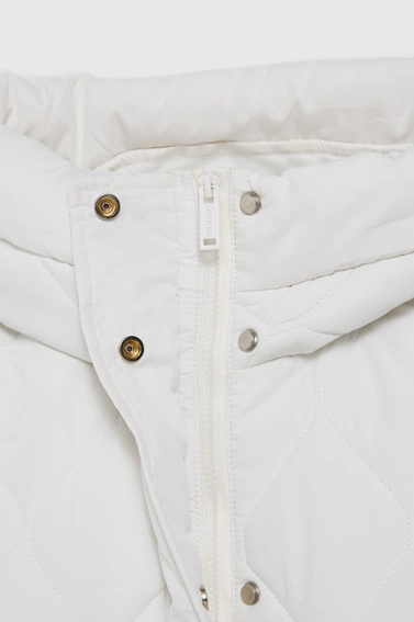 Pikowana kurtka z kołnierzem i kapturem biała