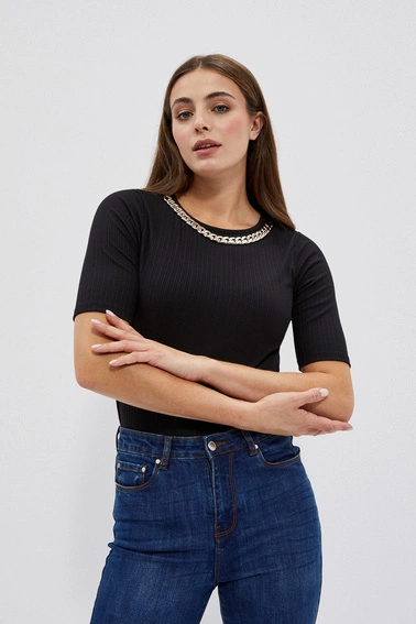 Bluzka z łańcuchem na dekolcie