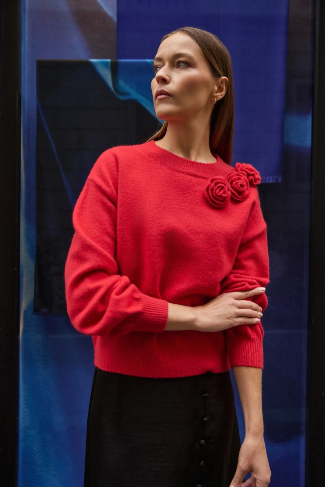 Sweter z różą czerwony