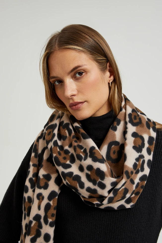 Szalik w panterkę beżowy