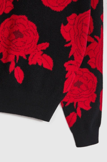 Sweter z nadrukiem róż czarny