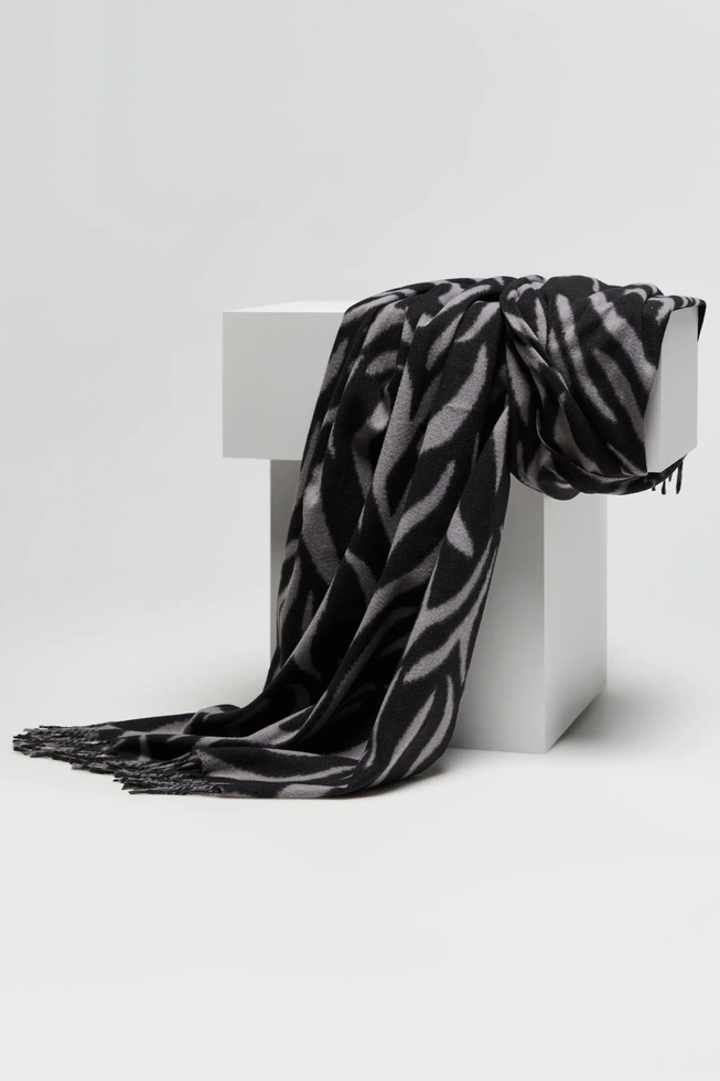 Szal w zwierzęcy wzór szary