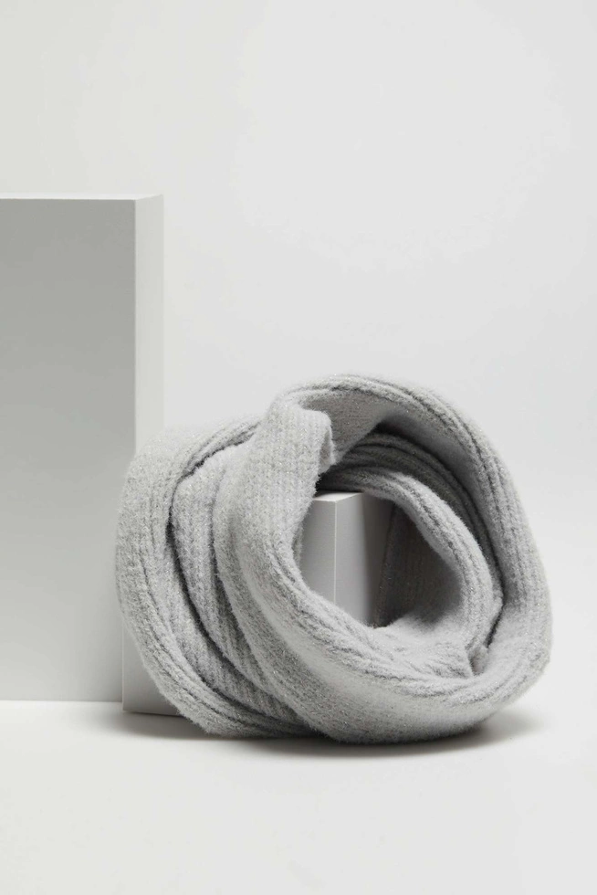 Gładki szalik z metaliczną nitką