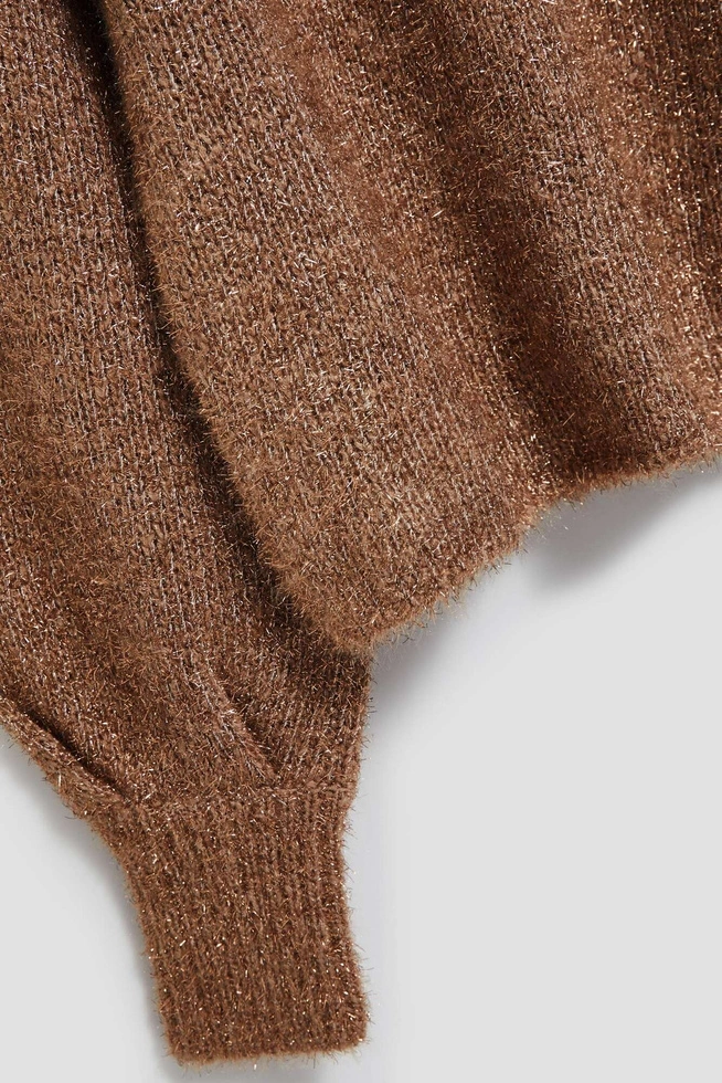 Sweter z golfem ozdobiony metaliczną nitką beżowy