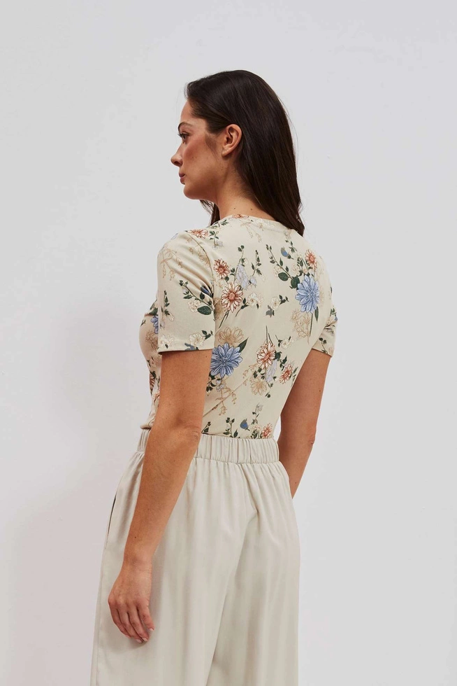 T-shirt z kwiatowym nadrukiem