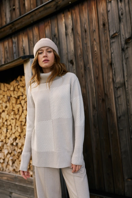 Sweter z golfem beżowy