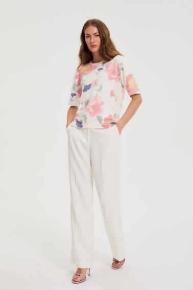 Sweter w kwiaty biały