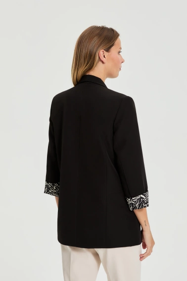 Marynarka z ozdobnymi mankietami czarna