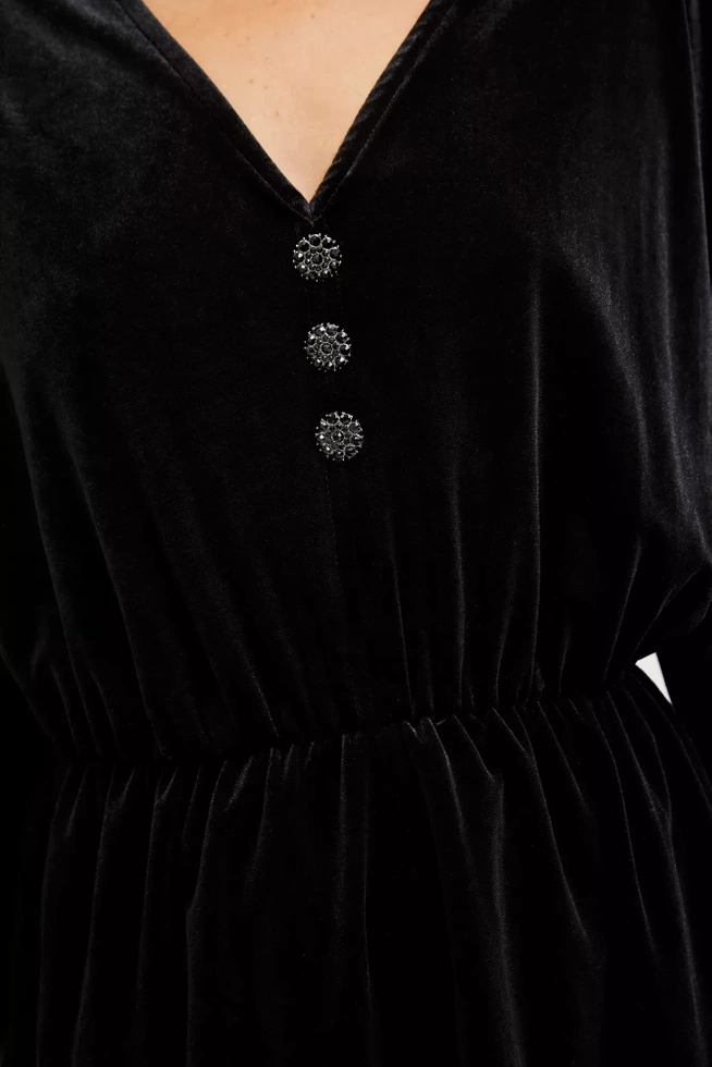 Welurowa sukienka z ozdobnymi guzikami