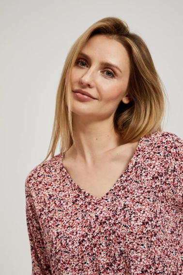 Wzorzysta koszula z dekoltem w serek i wiązaniem różowa