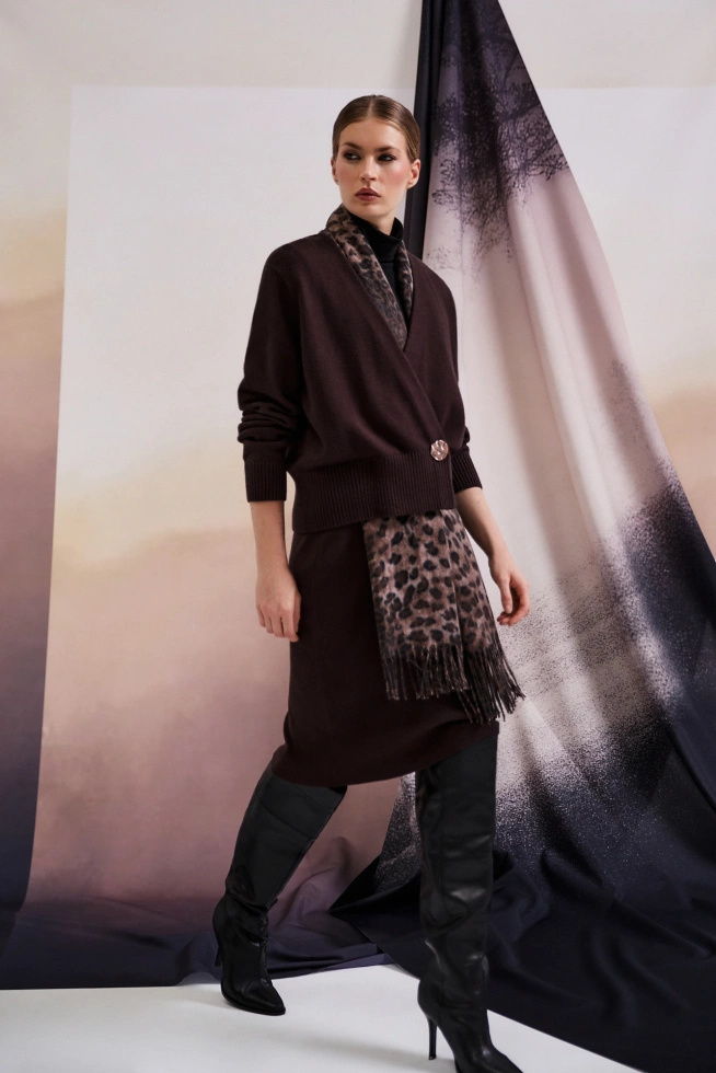 Kardigan z ozdobnym guzikiem brązowy