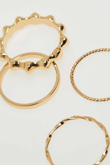 Zestaw delikatnych pierścionków w kolorze złota