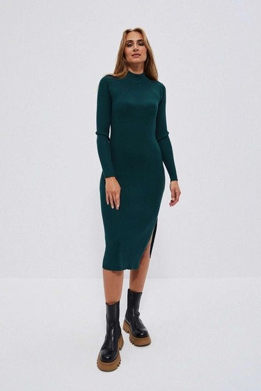 Prążkowana sukienka z półgolfem