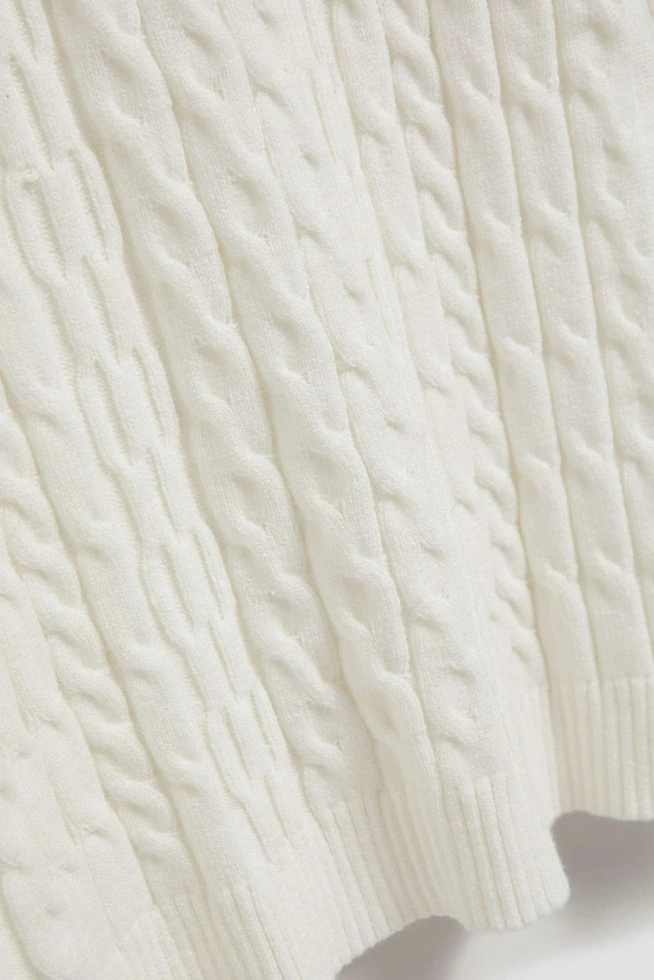 Sweter z ozdobnym splotem