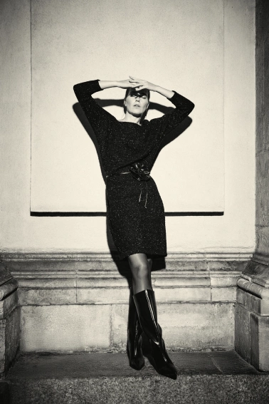 Sukienka ozdobiona błyszczącą nitką czarna