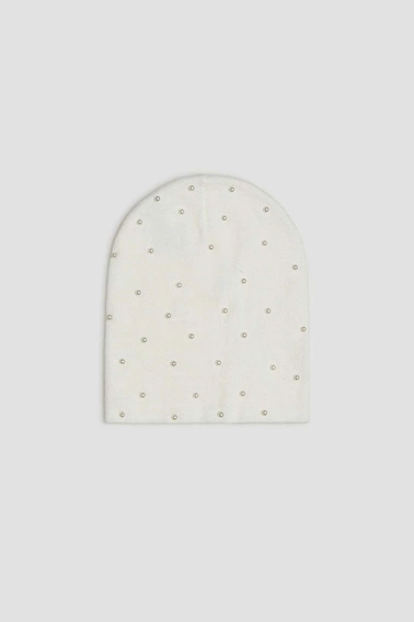 Czapka z ozdobnymi koralikami