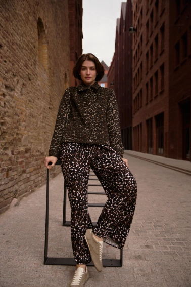 Wiskozowe spodnie z paskiem brązowe