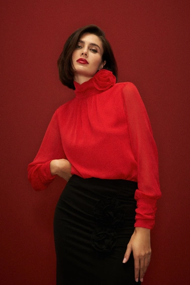 Elegancka koszula z ozdobną różą czerwona