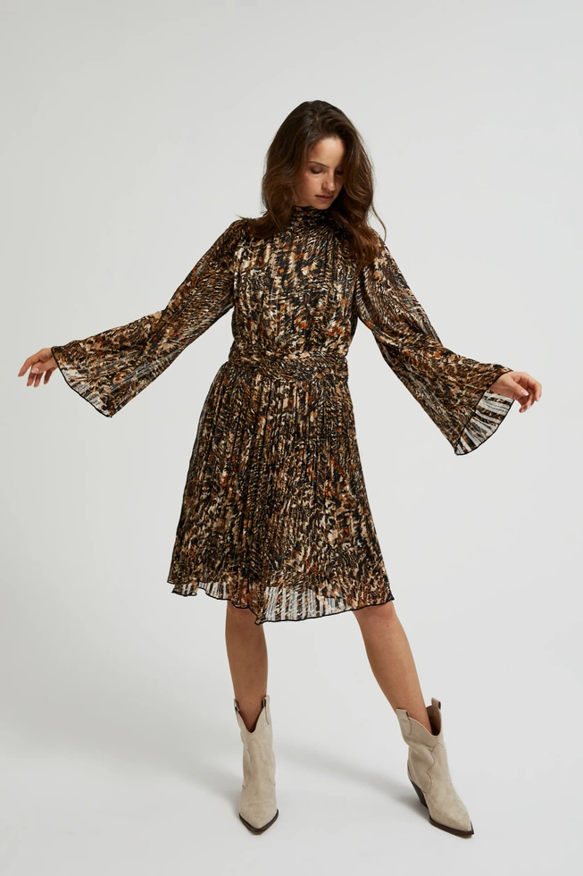 Plisowana sukienka z szerokimi rękawami czarna