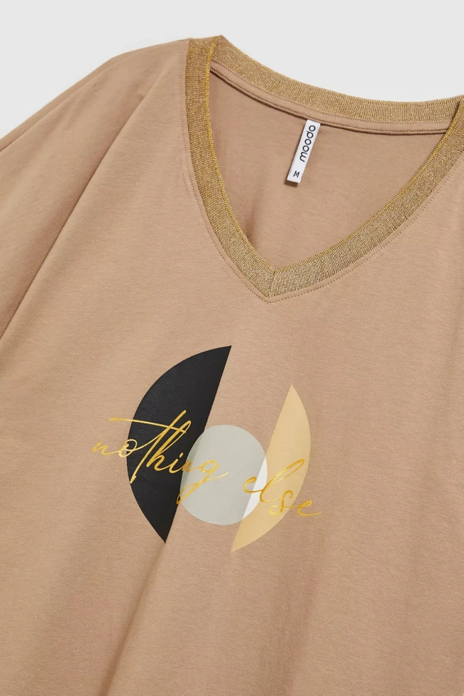 Bluzka z dekoltem w serek i napisem beżowa