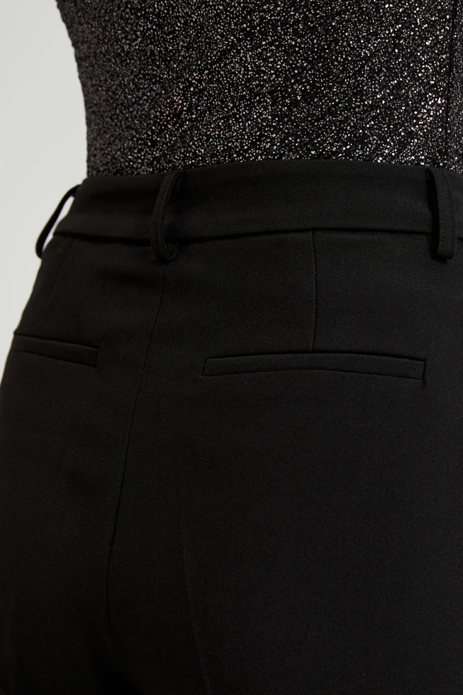 Spodnie z kantem i prostymi nogawkami czarne