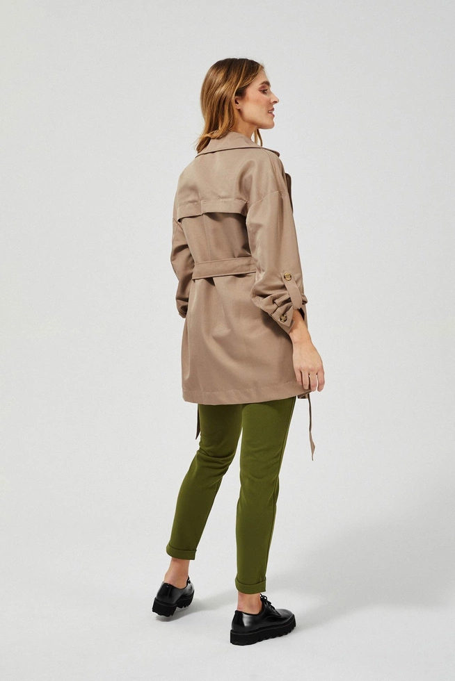 Trencz dwurzędowy z paskiem w kolorze beżowym