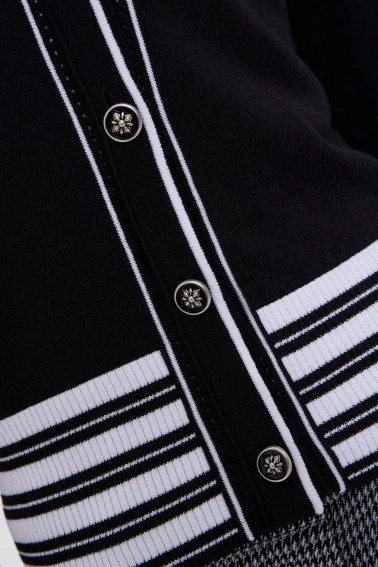 Sweter z ozdobnymi guzikami czarny