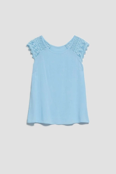 Koszulowa bluzka z ażurowym rękawem